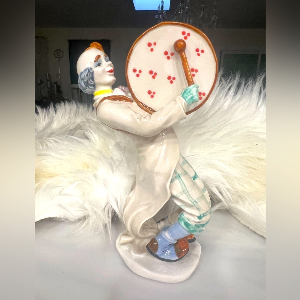 Vintage clown. No nicks or chips. Great condition .
